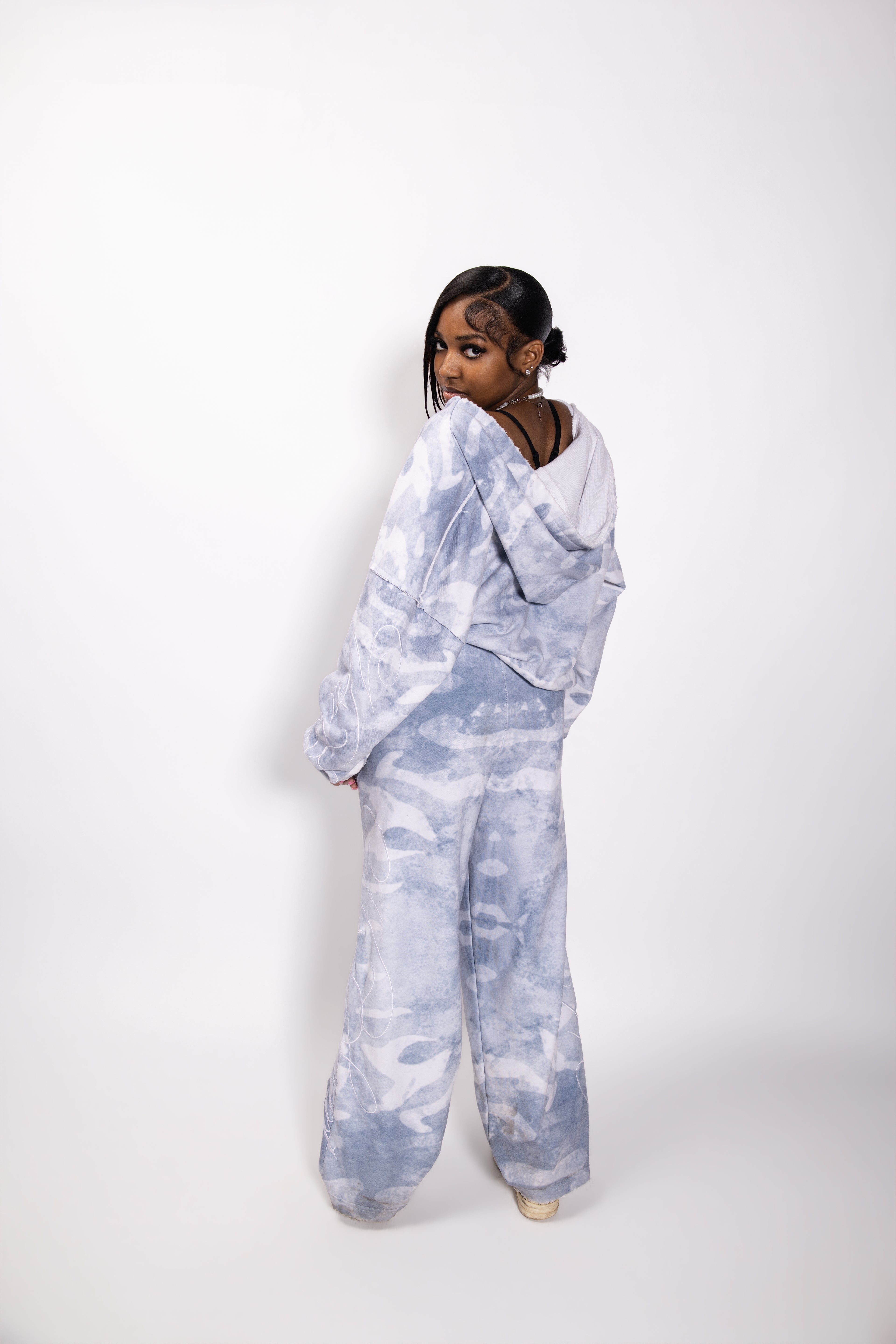 VERA CLOUD/WHITE SWEATPANTS